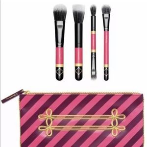 ✨✨✨MAC LIMITED EDITION NUTCRACKER BRUSH SET ✨✨✨